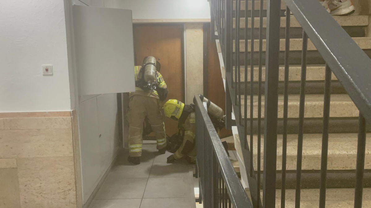 يافا:4 حالات اختناق في حريق لشقة سكنية بحي النزهة 